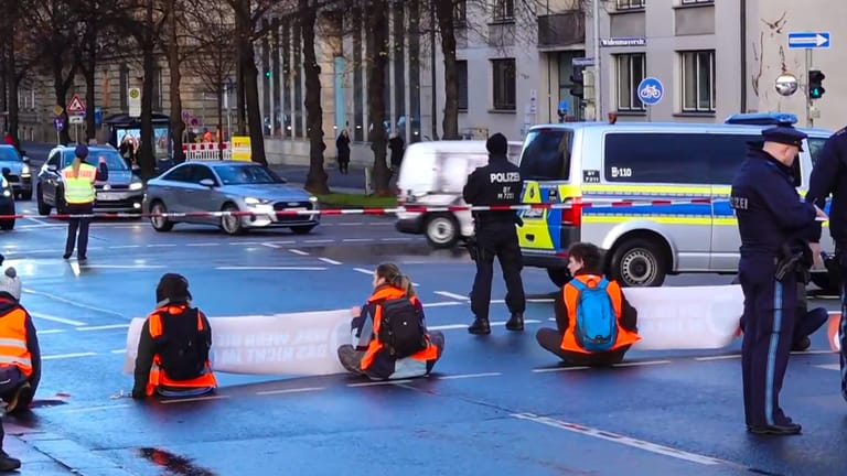 Mitglieder der "Letzten Generation" haben wieder eine Straße in München blockiert: Jetzt sind einige von ihnen in Gewahrsam.