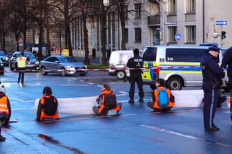 Mitglieder der "Letzten Generation" haben wieder eine Straße in München blockiert: Jetzt sind einige von ihnen in Gewahrsam.