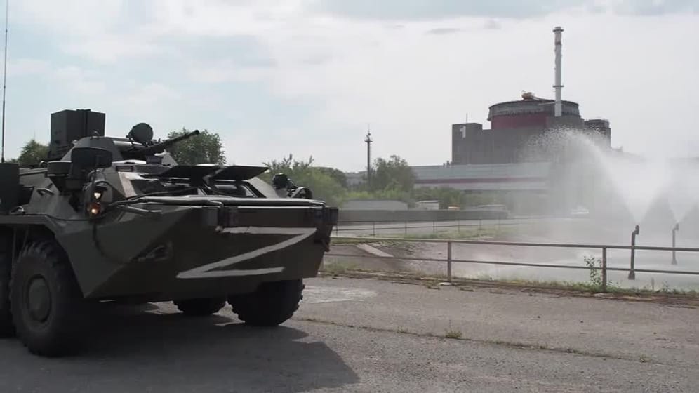 Ein russischer Panzer vor dem Atomkraftwerk in Saporischschja (Archivbild): Offenbar ziehen Russland Einheiten aus der Provinz ab.