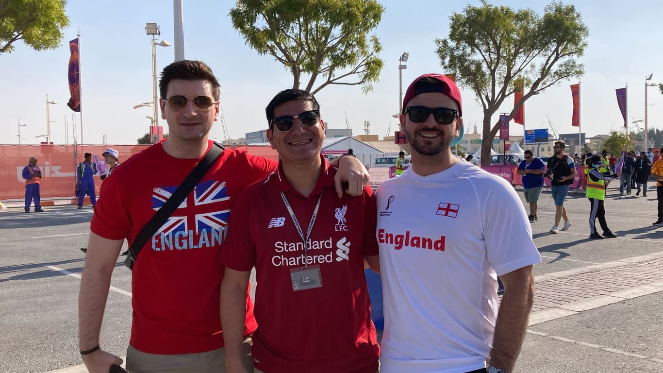 Die England-Fans George (l.), Martín (m.) und Nicholas vor dem Khalifa International Stadium in Doha.