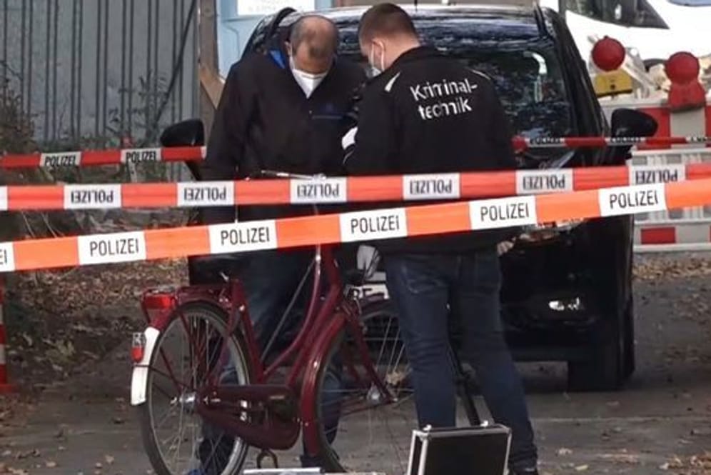 Kriminaltechniker untersuchen ein Fahrrad an der Stelle, an der ein gefesseltes Mädchen gefunden wurde.