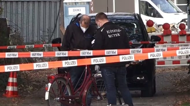 Kriminaltechniker untersuchen ein Fahrrad an der Stelle, an der ein gefesseltes Mädchen gefunden wurde.