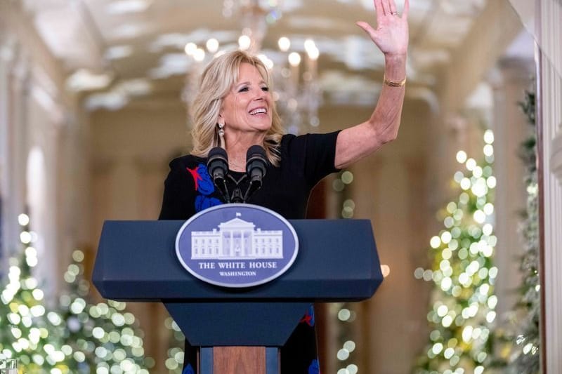 Die First Lady Jill Biden spricht bei der Enthüllung der Weihnachtsdeko im Weißen haus. Das Motto in diesem Sieg lautet "Wir, das Volk", eine Anspielung auf die US-Verfassung.