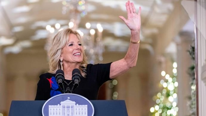 Die First Lady Jill Biden spricht bei der Enthüllung der Weihnachtsdeko im Weißen haus. Das Motto in diesem Sieg lautet "Wir, das Volk", eine Anspielung auf die US-Verfassung.