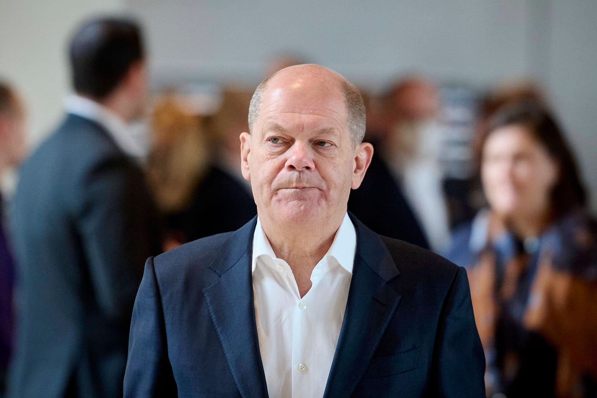 Olaf Scholz: Der Bundeskanzler vertritt in Indonesien Europas größte Volkswirtschaft. Er hat angekündigt, während des Gipfels klar auf die Verantwortung Russlands für den Ukraine-Krieg verweisen zu wollen. Daneben soll laut deutschen Regierungskreisen auch das Anti-Inflationsprogramm der US-Regierung Thema sein.