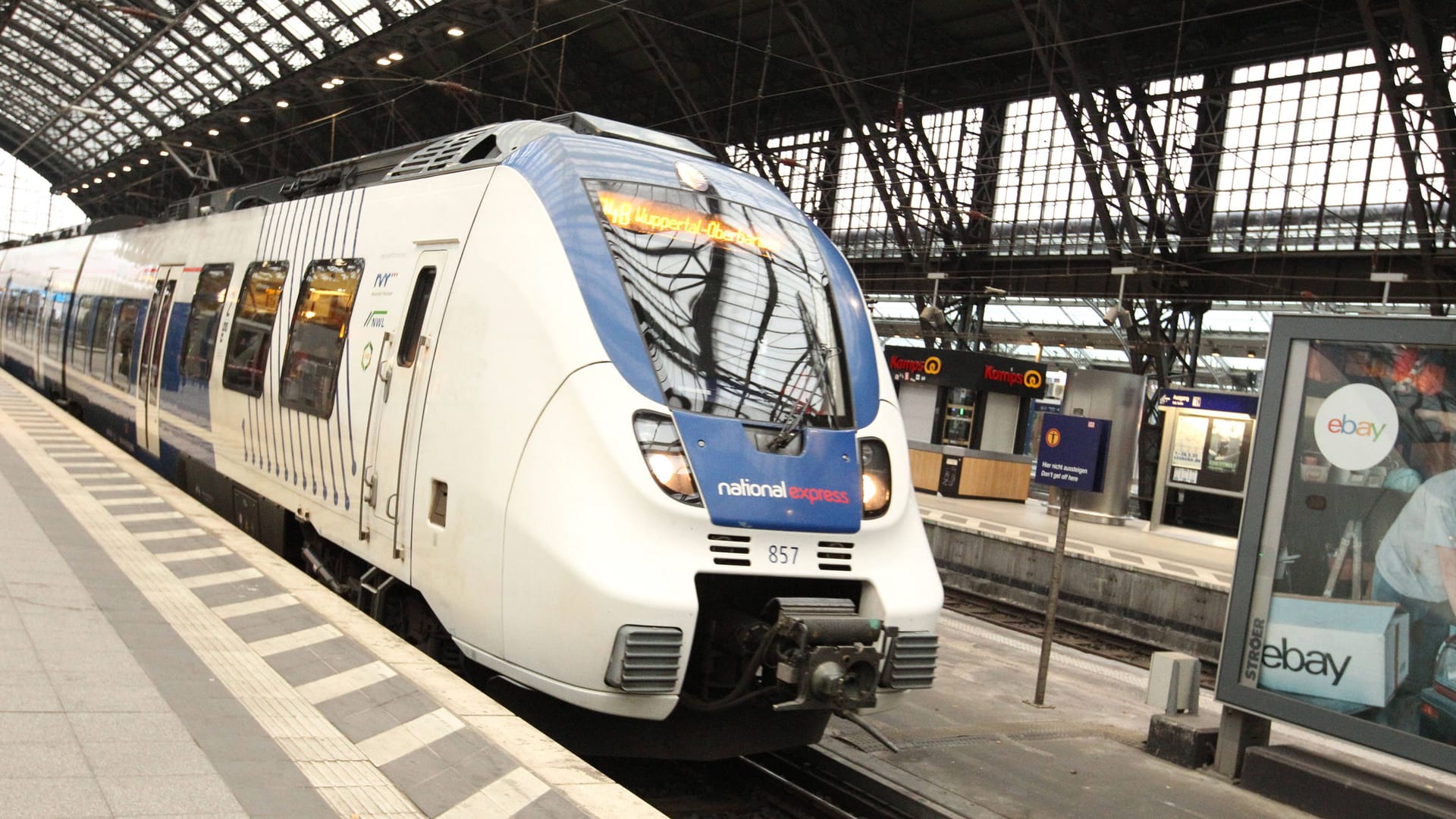 Zug im Hauptbahnhof Köln (Symbolbild): Rettungskräfte sind auf der Route im Einsatz. Zug im Hauptbahnhof Köln (Symbolbild): Rettungskräfte sind auf der Route im Einsatz.