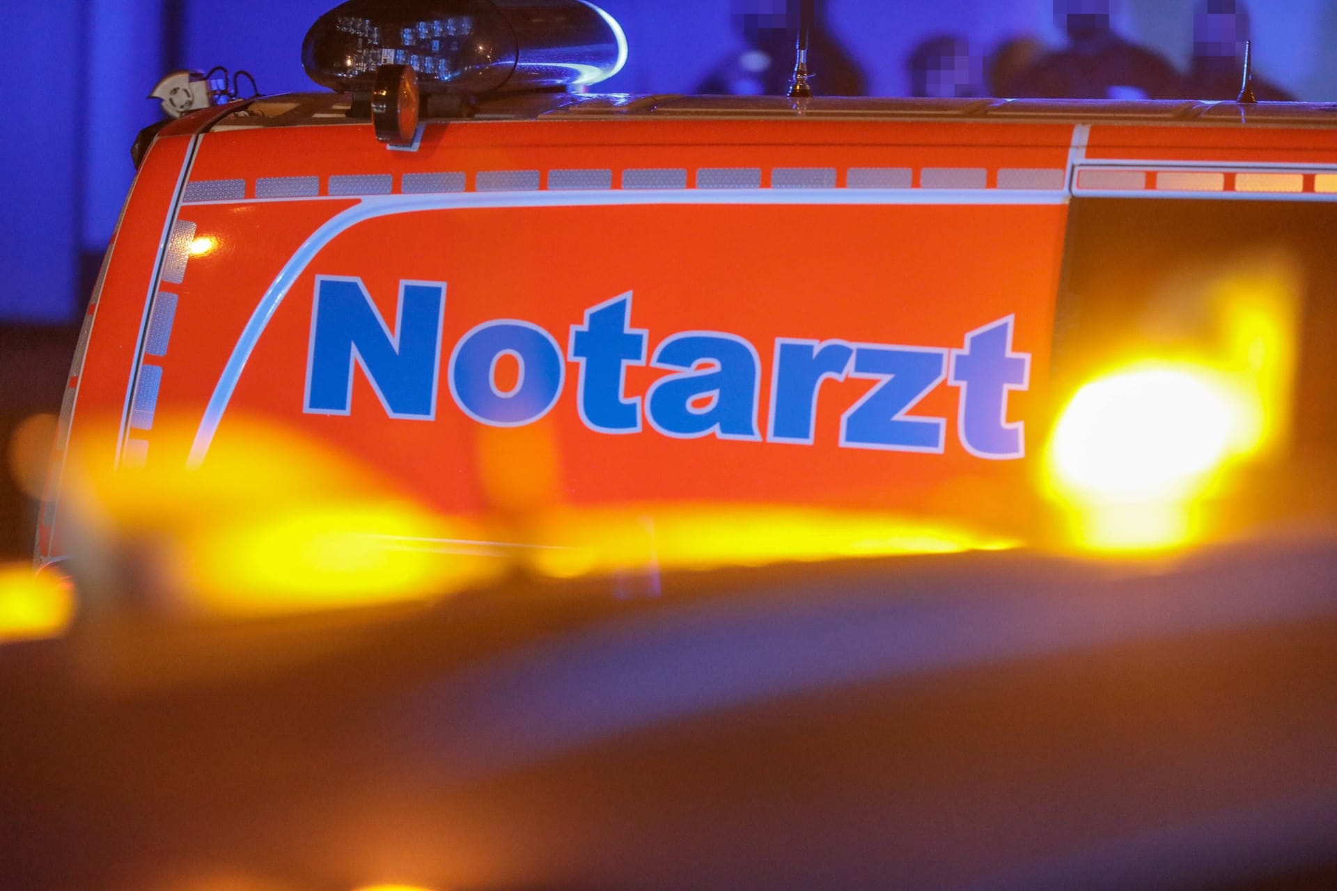 Notarzt-Wagen mit Blaulicht (Symbolfoto): Ein Senior geriet unter einen 40-Tonner.