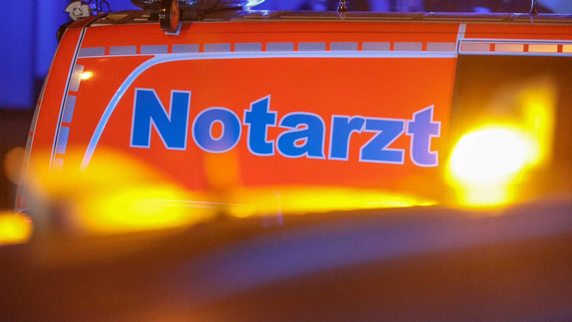 Notarzt-Wagen mit Blaulicht (Symbolfoto): Ein Senior geriet unter einen 40-Tonner. Notarzt-Wagen mit Blaulicht (Symbolfoto): Ein Senior geriet unter einen 40-Tonner.