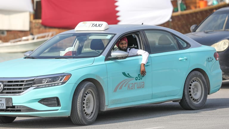 Taxis wie dieses sind in Doha vielerorts zu sehen. Konkurrenz gibt es von Uber und Co.