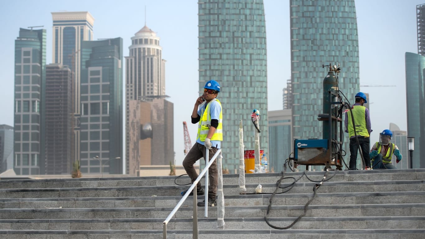 Arbeiter auf einer Baustelle in Doha (Archivbild): Viele leben dort unter schlimmsten Bedingungen.