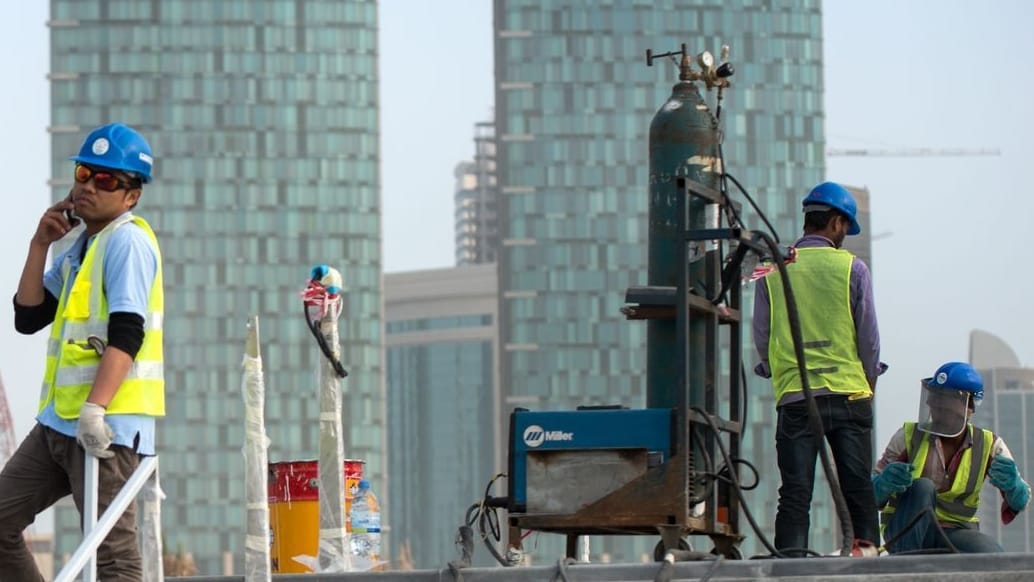 Arbeiter auf einer Baustelle in Doha (Archivbild): Viele leben dort unter schlimmsten Bedingungen.