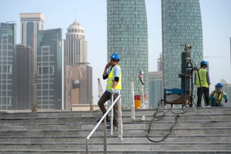 Arbeiter auf einer Baustelle in Doha (Archivbild): Viele leben dort unter schlimmsten Bedingungen.