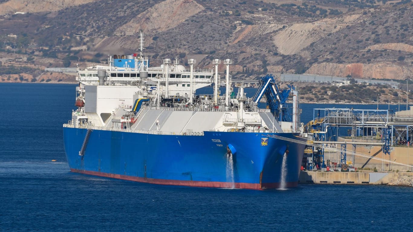 Ein LNG-Tanker in Russland: Offenbar lassen sich einige Schiffe mit dem Entladen in Europa Zeit.