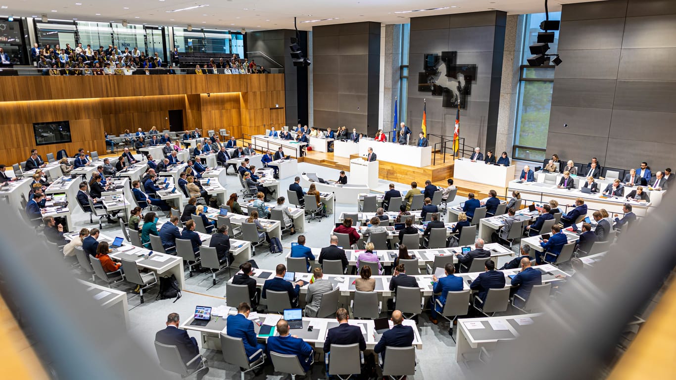 Abgeordnete im Plenarsaal im Landtag in Niedersachsen (Archivbild): Am Mittwoch will die Landesregierung ihr Hilfspaket durchbringen.