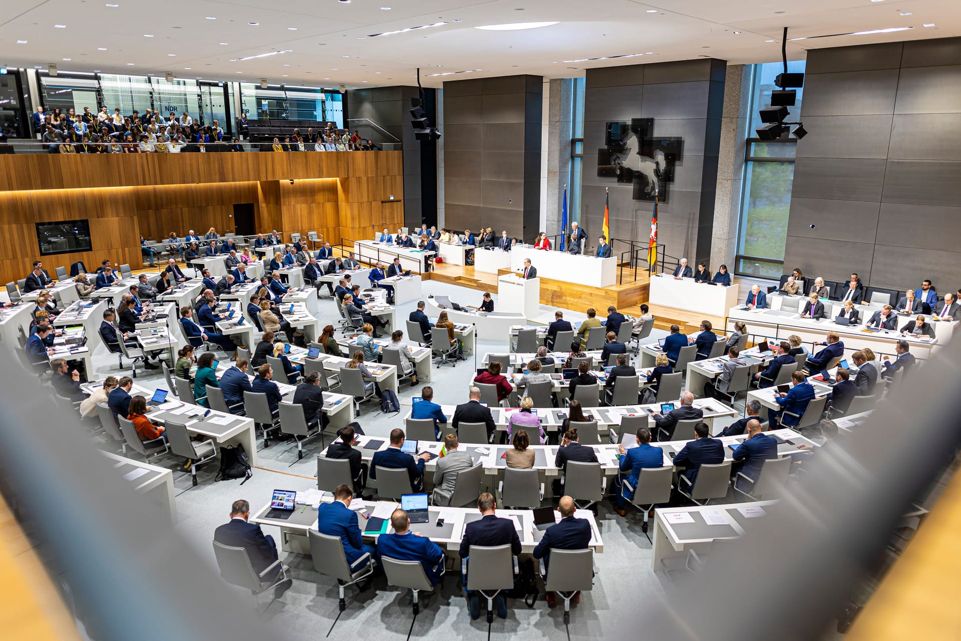 Abgeordnete im Plenarsaal im Landtag in Niedersachsen (Archivbild): Am Mittwoch will die Landesregierung ihr Hilfspaket durchbringen.