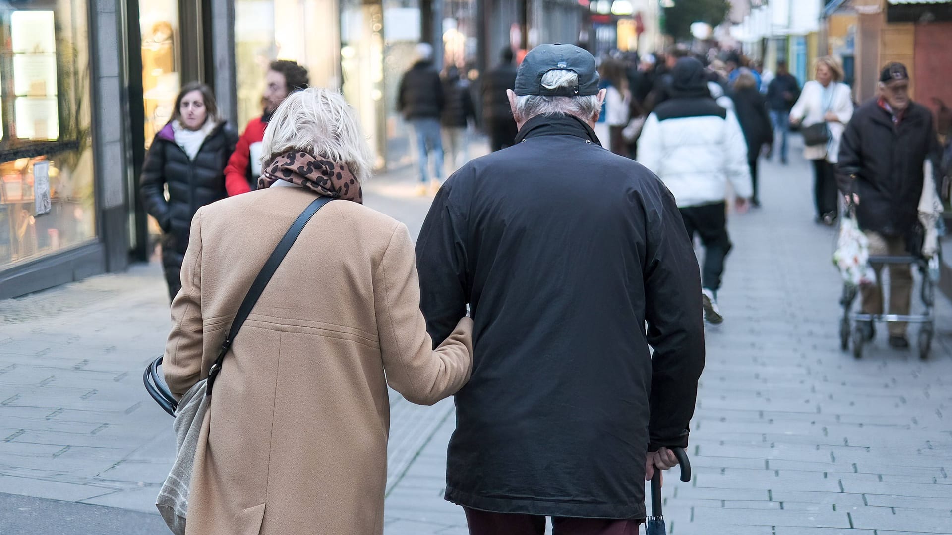 Renter in einer Fußgängerzone (Symbolbild): Der Trend deutet auf eine bessere Altersabsicherung hin, vor allem für Frauen. Renter in einer Fußgängerzone (Symbolbild): Der Trend deutet auf eine bessere Altersabsicherung hin, vor allem für Frauen.