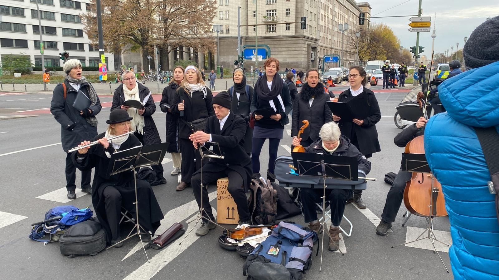 "Letzte Generation": Die Klimaprotestgruppe demonstriert am Freitag am Frankfurter Tor in Berlin.