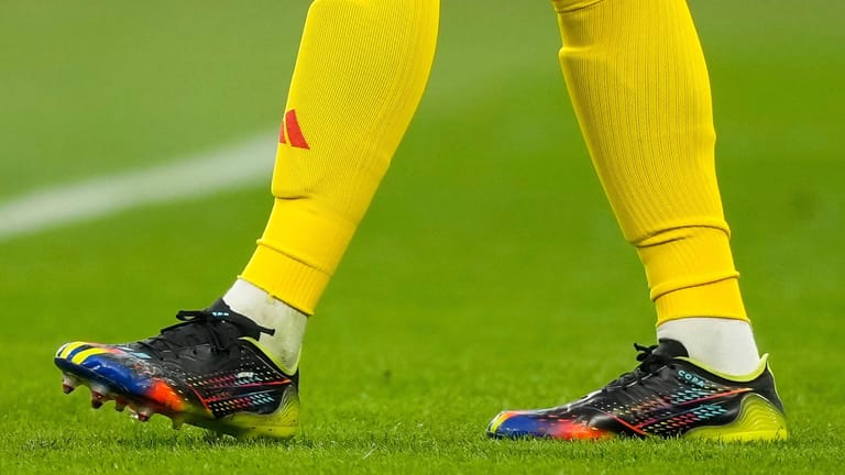 Manuel Neuers Füße: Sein Schuhwerk bestand aus Regenbogenfarben.