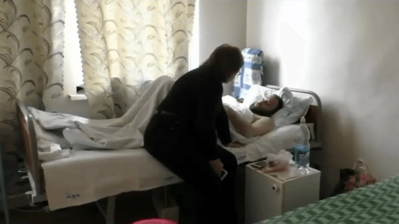 Im Krankenhaus: Ein russischer Journalist drehte 2018 einen Beitrag über Alexander F.. Der Kämpfer aus Deutschland war durch eine Mörserdetonation schwer an der Hand verletzt worden.