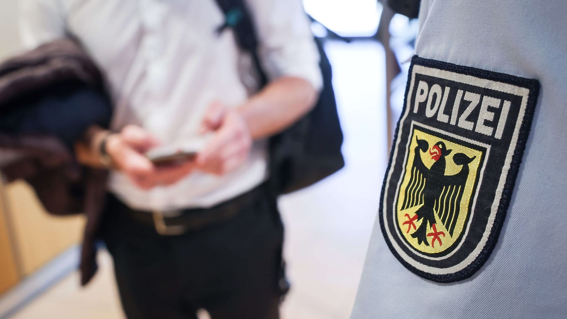 Ein Beamter der Bundespolizei kontrolliert einen Mann (Symbolbild): Warum sich der Mann trotz Fahndung überhaupt angestellt hat, ist unklar. Ein Beamter der Bundespolizei kontrolliert einen Mann (Symbolbild): Warum sich der Mann trotz Fahndung überhaupt angestellt hat, ist unklar.
