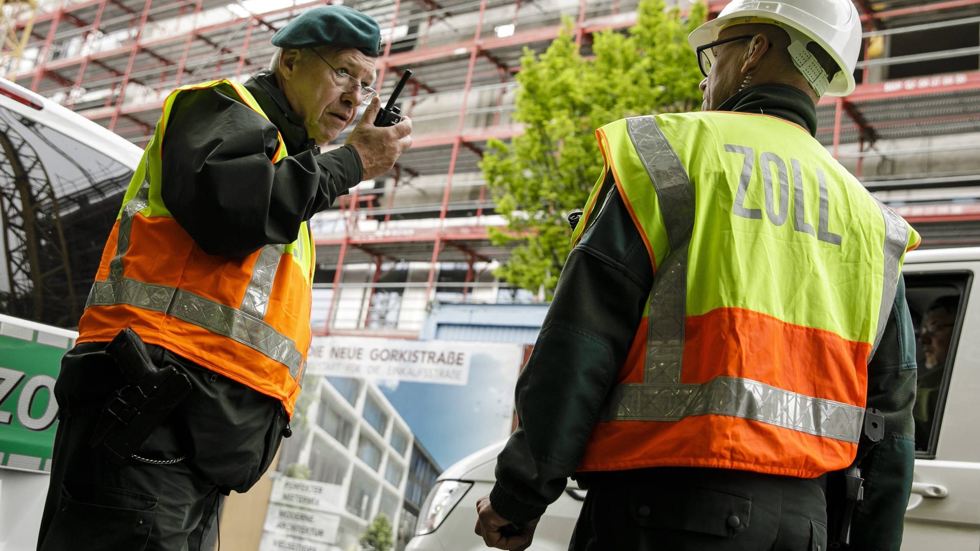 Zollkontrolle an einer Baustelle (Symbolfoto): Bei der Durchsuchung wurden mehrere Kartons mit Unterlagen und Computer sichergestellt. Zollkontrolle an einer Baustelle (Symbolfoto): Bei der Durchsuchung wurden mehrere Kartons mit Unterlagen und Computer sichergestellt.