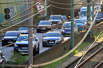 Verkehr auf der A40 im Ruhrgebiet (Symbolbild): Die Pendlerpauschale gibt es unabhängig vom Verkehrsmittel – also etwa auch für Bahnfahrer.