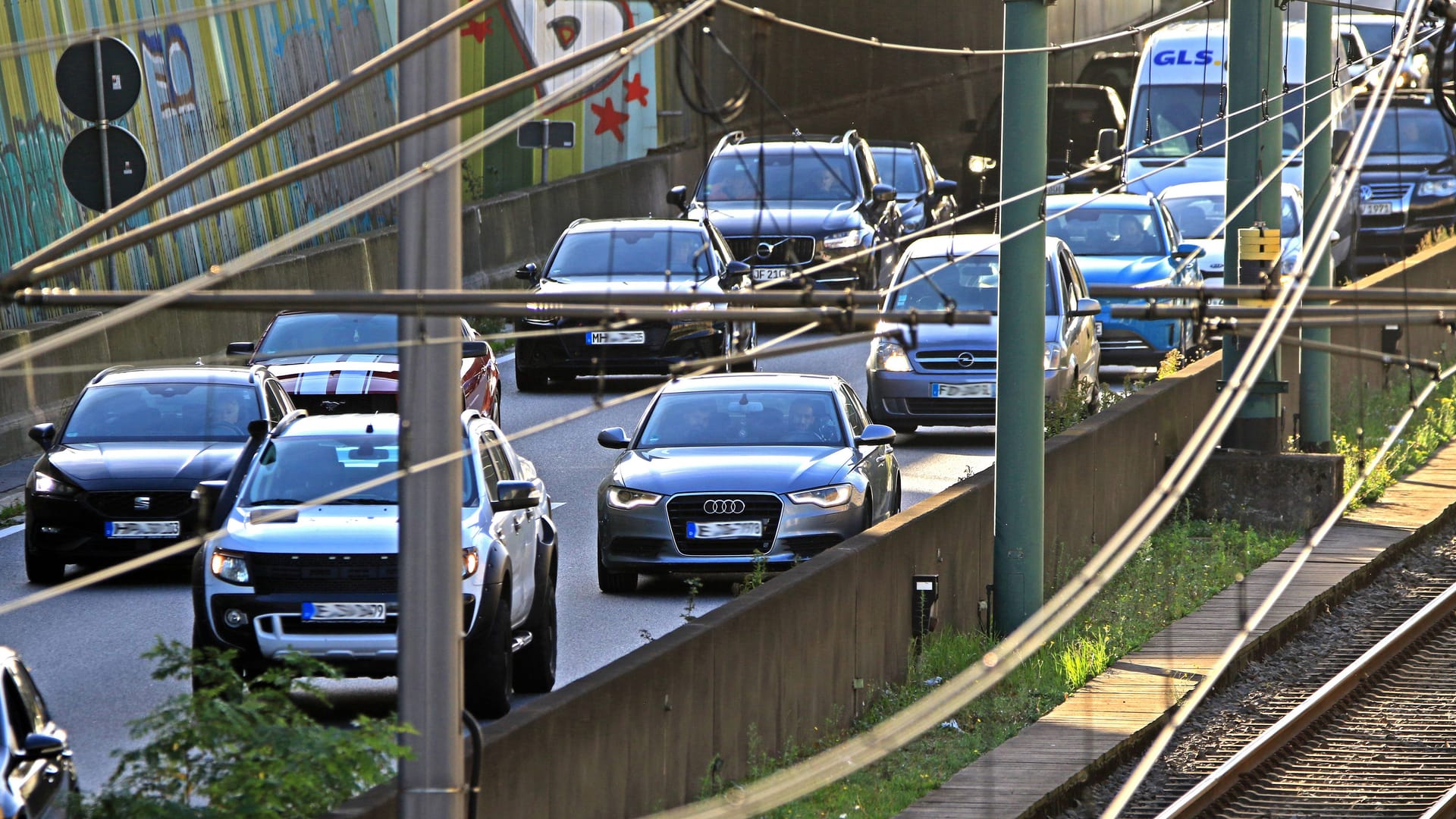 Verkehr auf der A40 im Ruhrgebiet (Symbolbild): Die Pendlerpauschale gibt es unabhängig vom Verkehrsmittel – also etwa auch für Bahnfahrer.