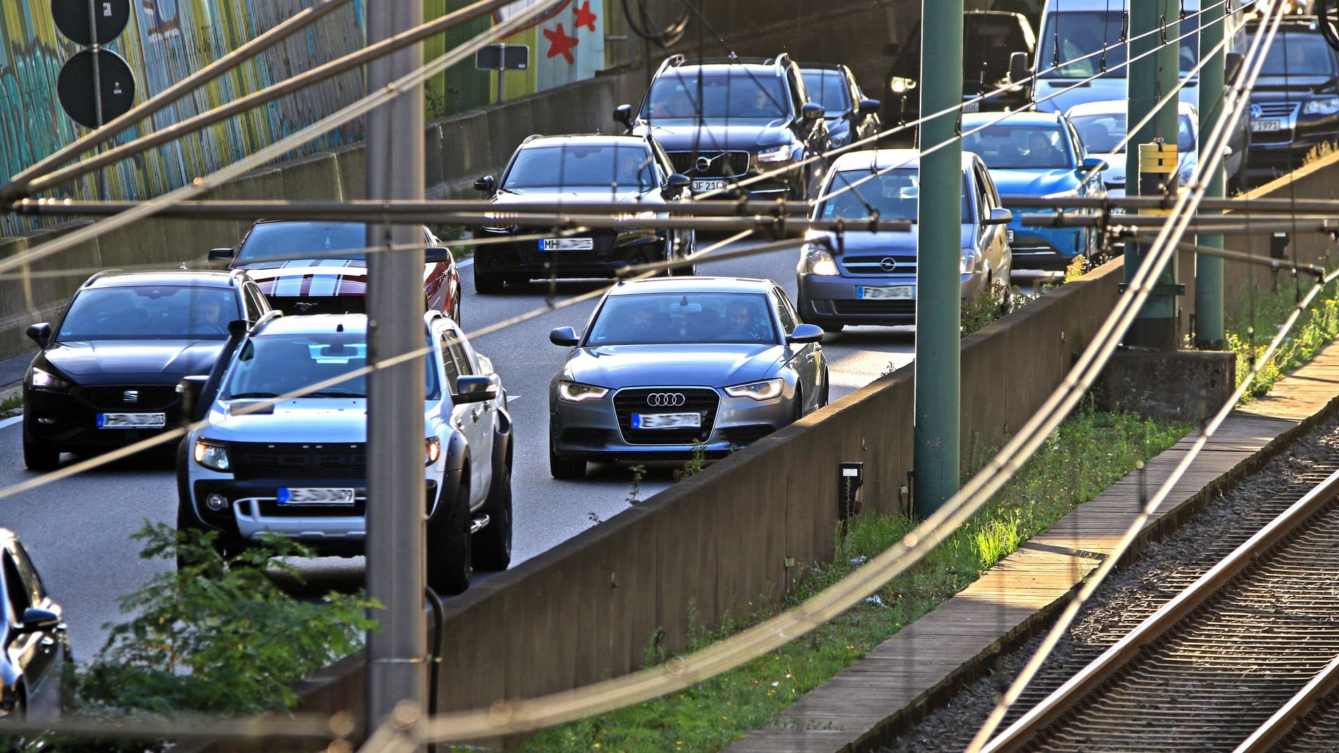 Verkehr auf der A40 im Ruhrgebiet (Symbolbild): Die Pendlerpauschale gibt es unabhängig vom Verkehrsmittel – also etwa auch für Bahnfahrer.