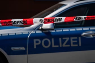 Ein Polizeiauto an einem Tatort (Symbolbild): In Dinslaken wurde eine Leiche entdeckt.