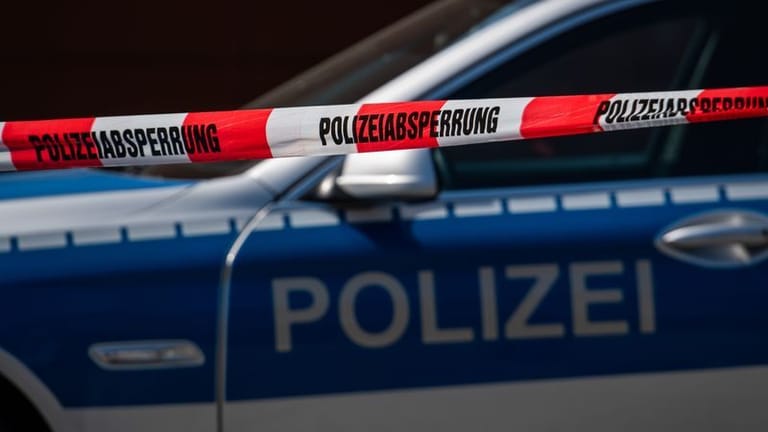 Ein Polizeiauto an einem Tatort (Symbolbild): In Dinslaken wurde eine Leiche entdeckt.