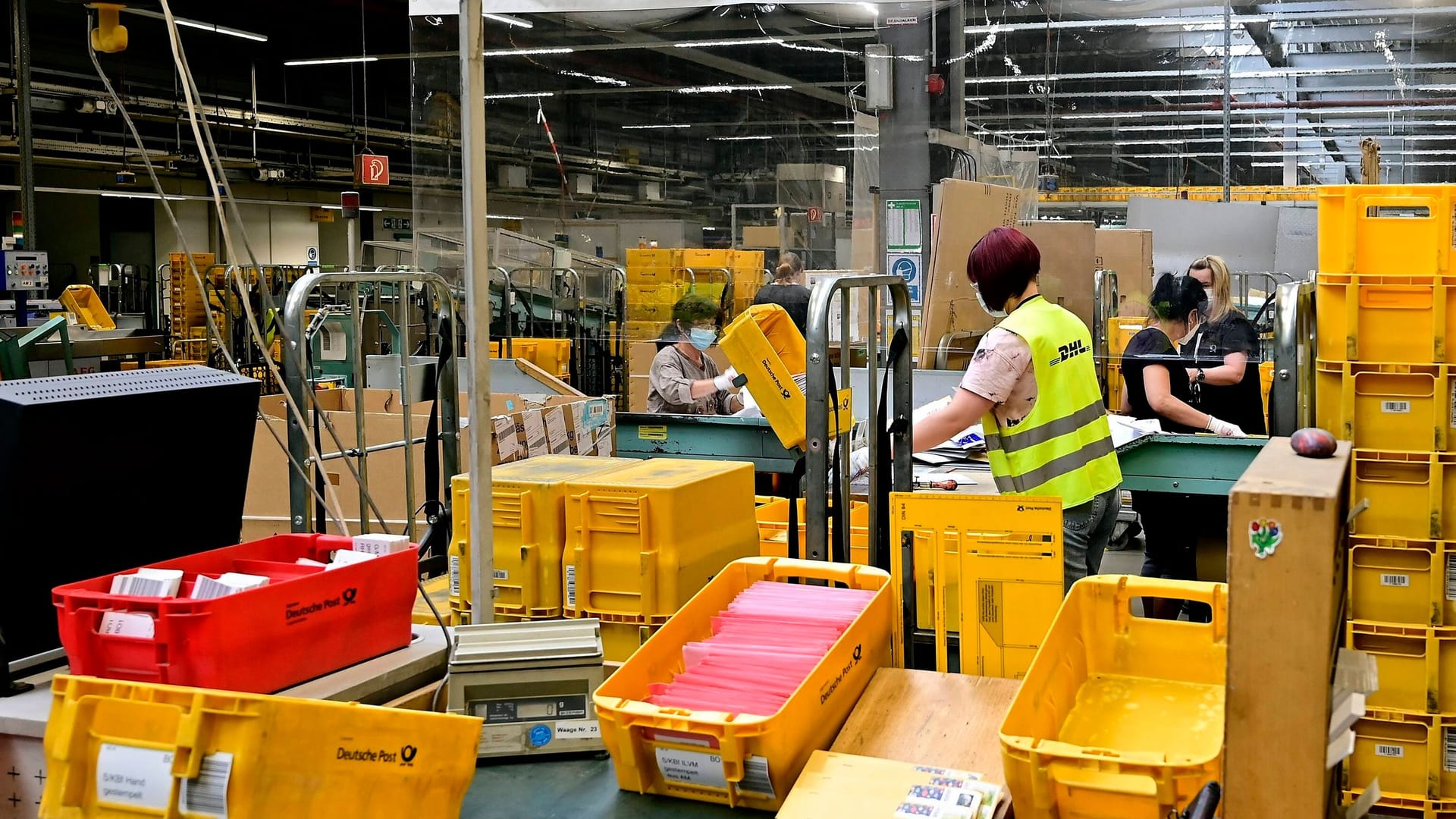 Ein DHL Logistikzentrum: In den kommenden Wochen erwartet die Deutsche Post deutlich mehr Sendungen. Ein DHL Logistikzentrum: In den kommenden Wochen erwartet die Deutsche Post deutlich mehr Sendungen.