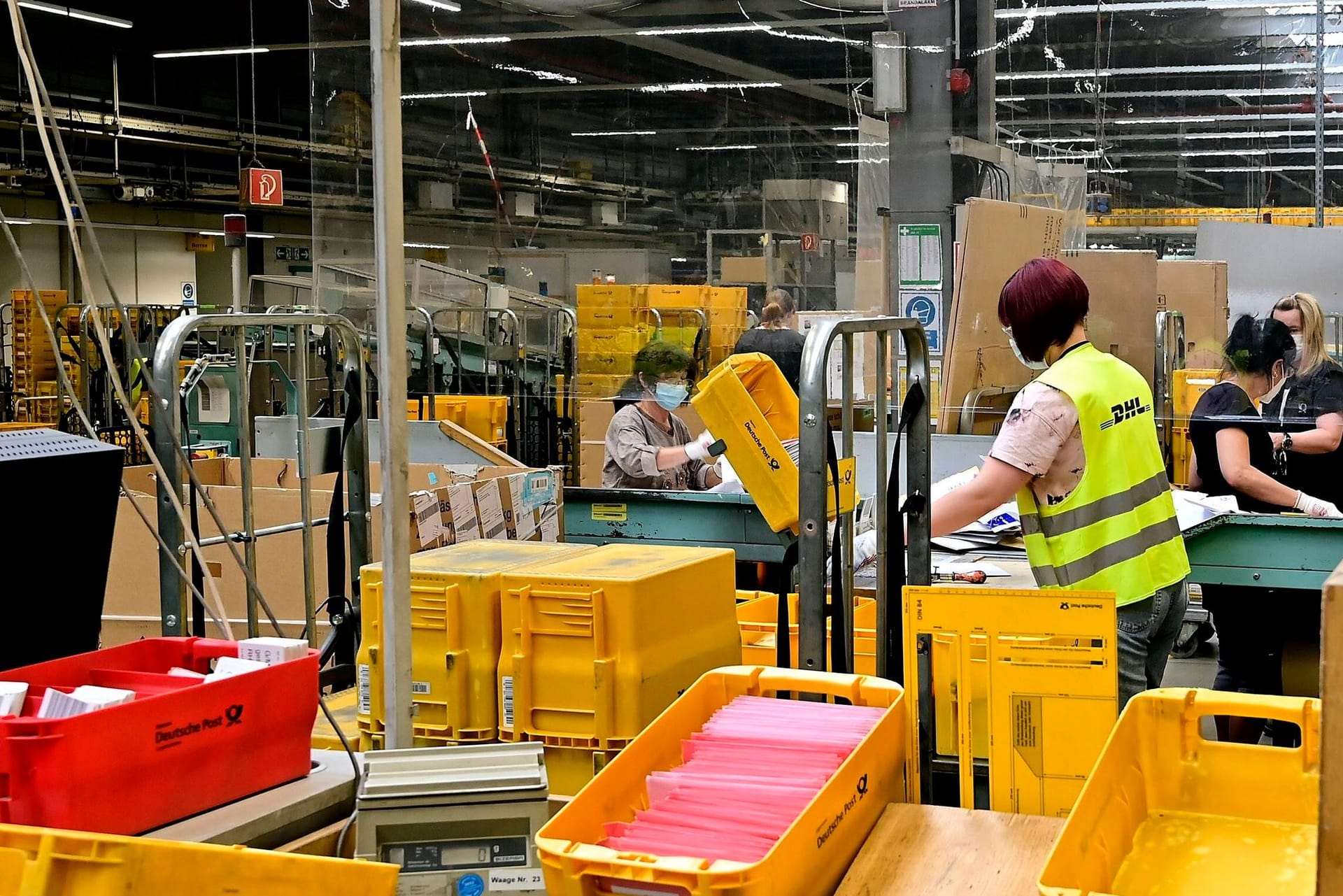 Ein DHL Logistikzentrum: In den kommenden Wochen erwartet die Deutsche Post deutlich mehr Sendungen. Ein DHL Logistikzentrum: In den kommenden Wochen erwartet die Deutsche Post deutlich mehr Sendungen.