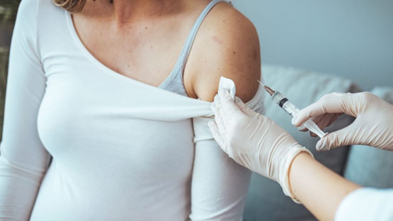 Einer Schwangeren wird ein Impfstoff in den Oberarm gespritzt