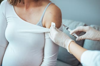 Einer Schwangeren wird ein Impfstoff in den Oberarm gespritzt