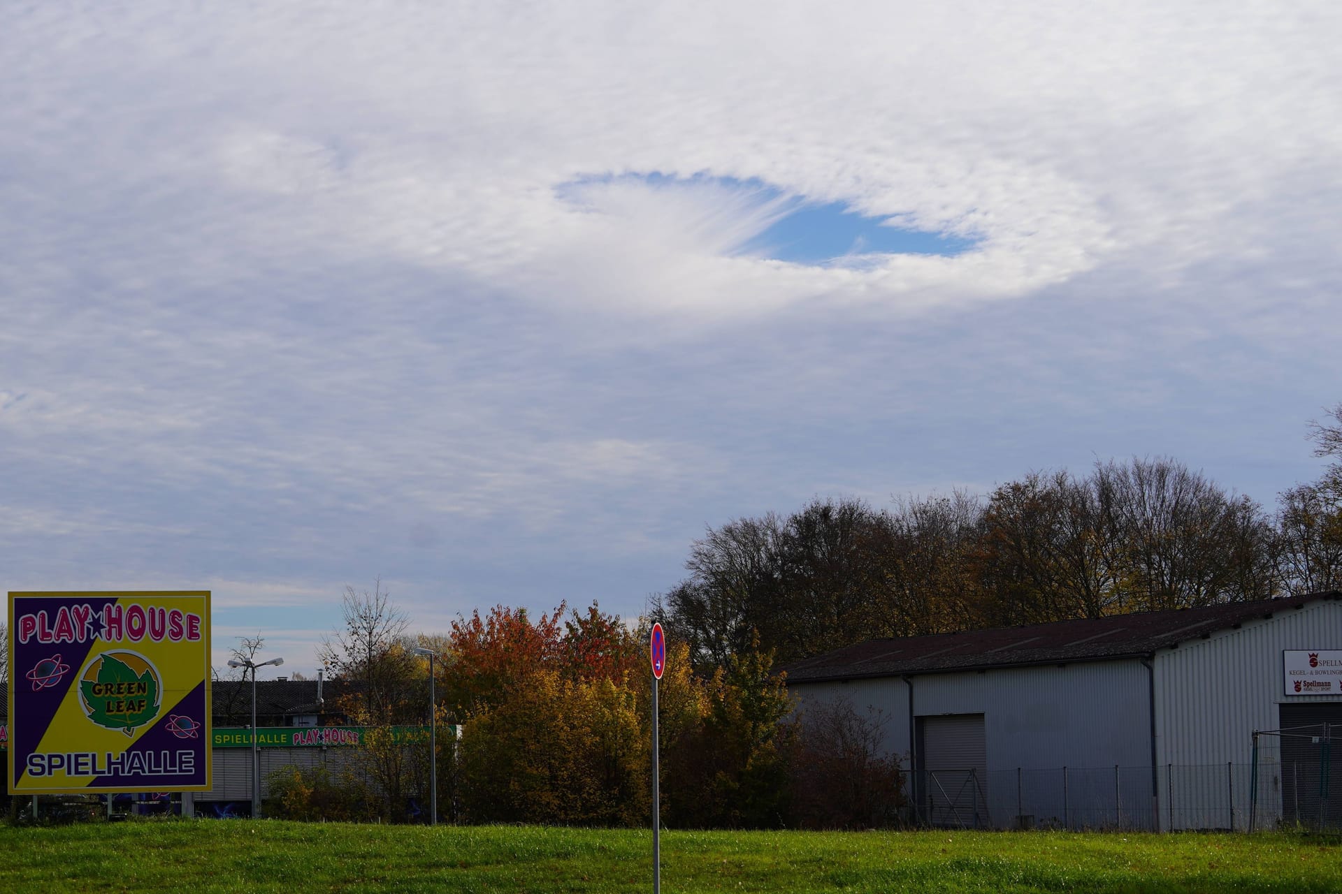 Die Hole Punch Cloud am Samstagvormittag über Hannover. Das Wetterphänom war für etwa 15 Minuten über der Stadt sichtbar.