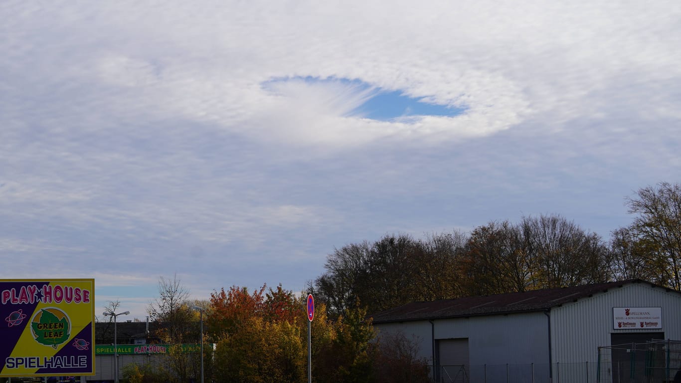 Die Hole Punch Cloud am Samstagvormittag über Hannover. Das Wetterphänom war für etwa 15 Minuten über der Stadt sichtbar.