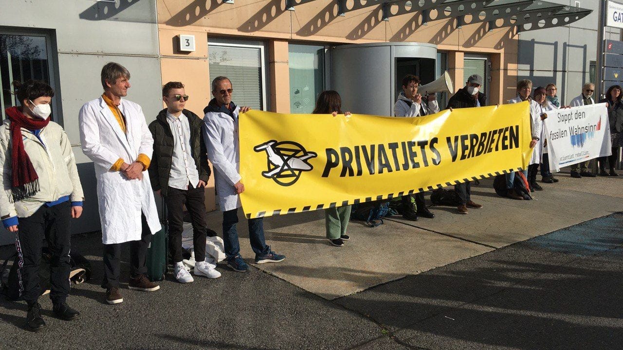 Wissenschaftler und Klimaaktivisten: Sie blockieren das Privatjet-Terminal am BER. Wissenschaftler und Klimaaktivisten: Sie blockieren das Privatjet-Terminal am BER.