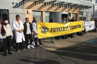 Wissenschaftler und Klimaaktivisten: Sie blockieren das Privatjet-Terminal am BER.