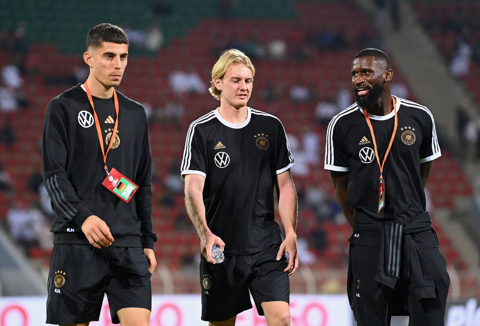 Julian Brandt (ab 65., Mitte): Kam für Gündoğan. Der Dortmunder sollte die Offensivpower der DFB-Elf erhöhen, zeigte sich auch direkt nach seiner Einwechslung, sein Abschluss von der Strafraumkante ging aber flach links vorbei (66.). Danach kaum mehr sichtbar. Note 3 Julian Brandt (ab 65., Mitte): Kam für Gündoğan. Der Dortmunder sollte die Offensivpower der DFB-Elf erhöhen, zeigte sich auch direkt nach seiner Einwechslung, sein Abschluss von der Strafraumkante ging aber flach links vorbei (66.). Danach kaum mehr sichtbar. Note 3