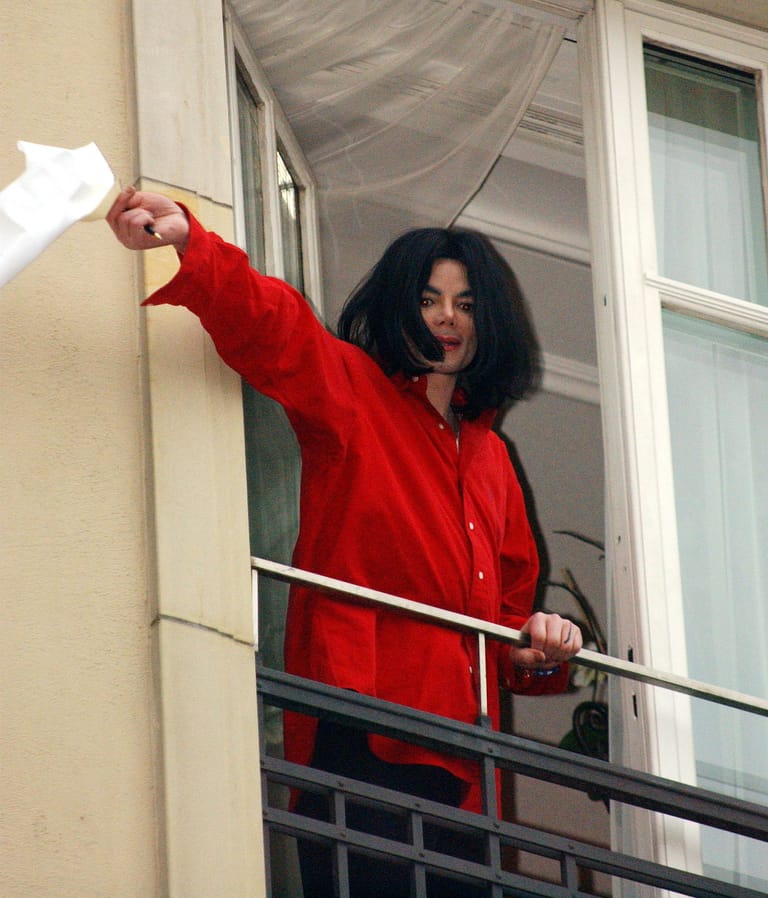 Auch allein trat Jackson auf den Balkon und winkte den wartenden Fans zu.