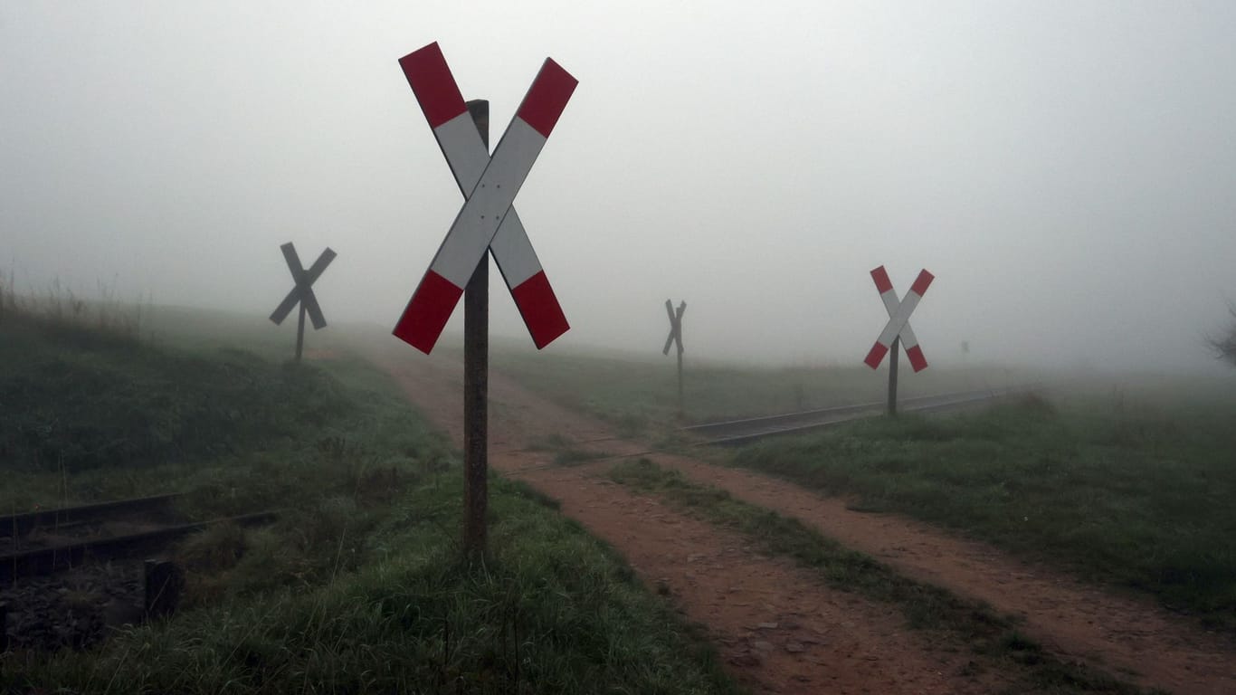 Bahnübergang im Morgennebel (Symbolfoto): Die Schadenshöhe war zunächst unklar.