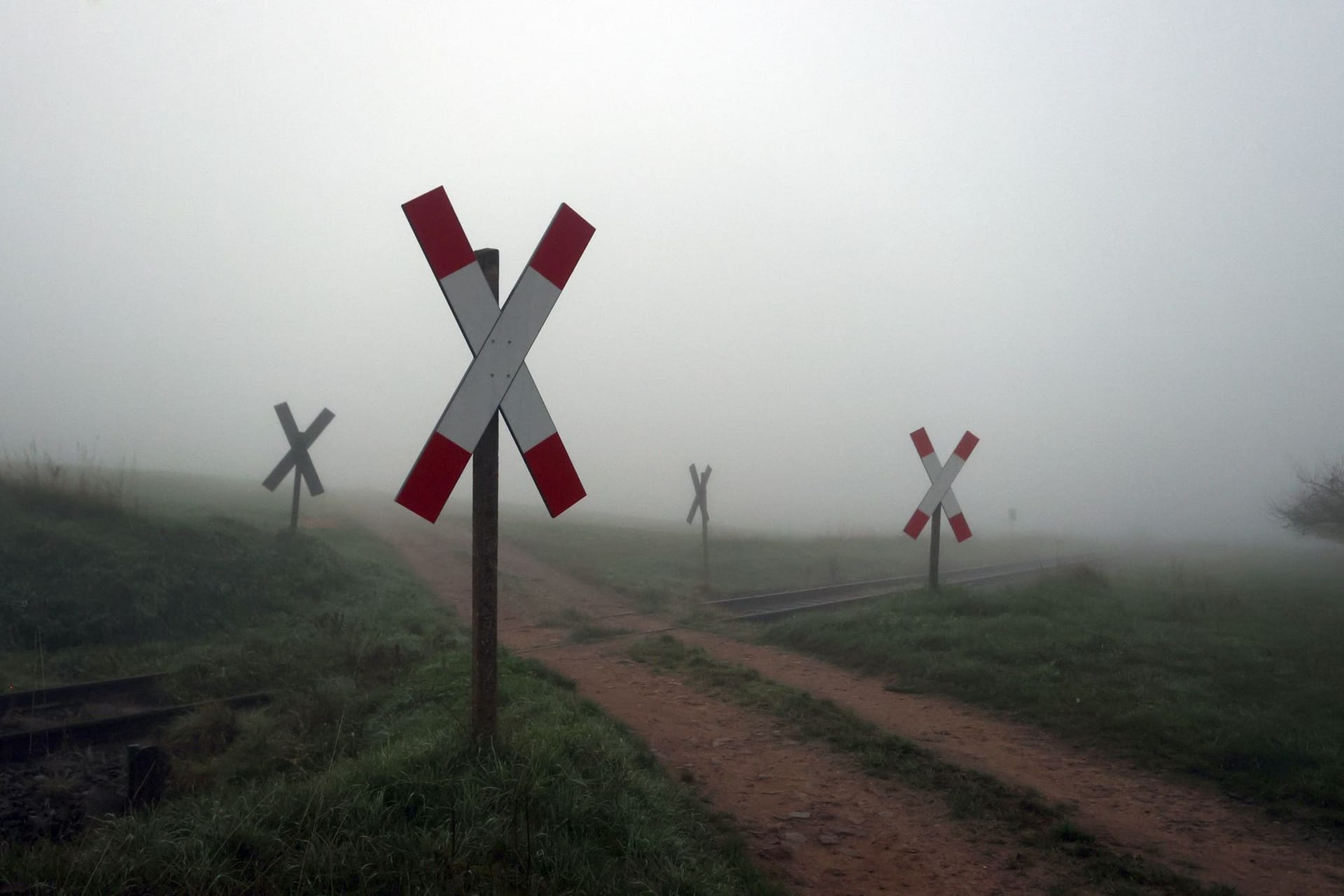 Bahnübergang im Morgennebel (Symbolfoto): Die Schadenshöhe war zunächst unklar.