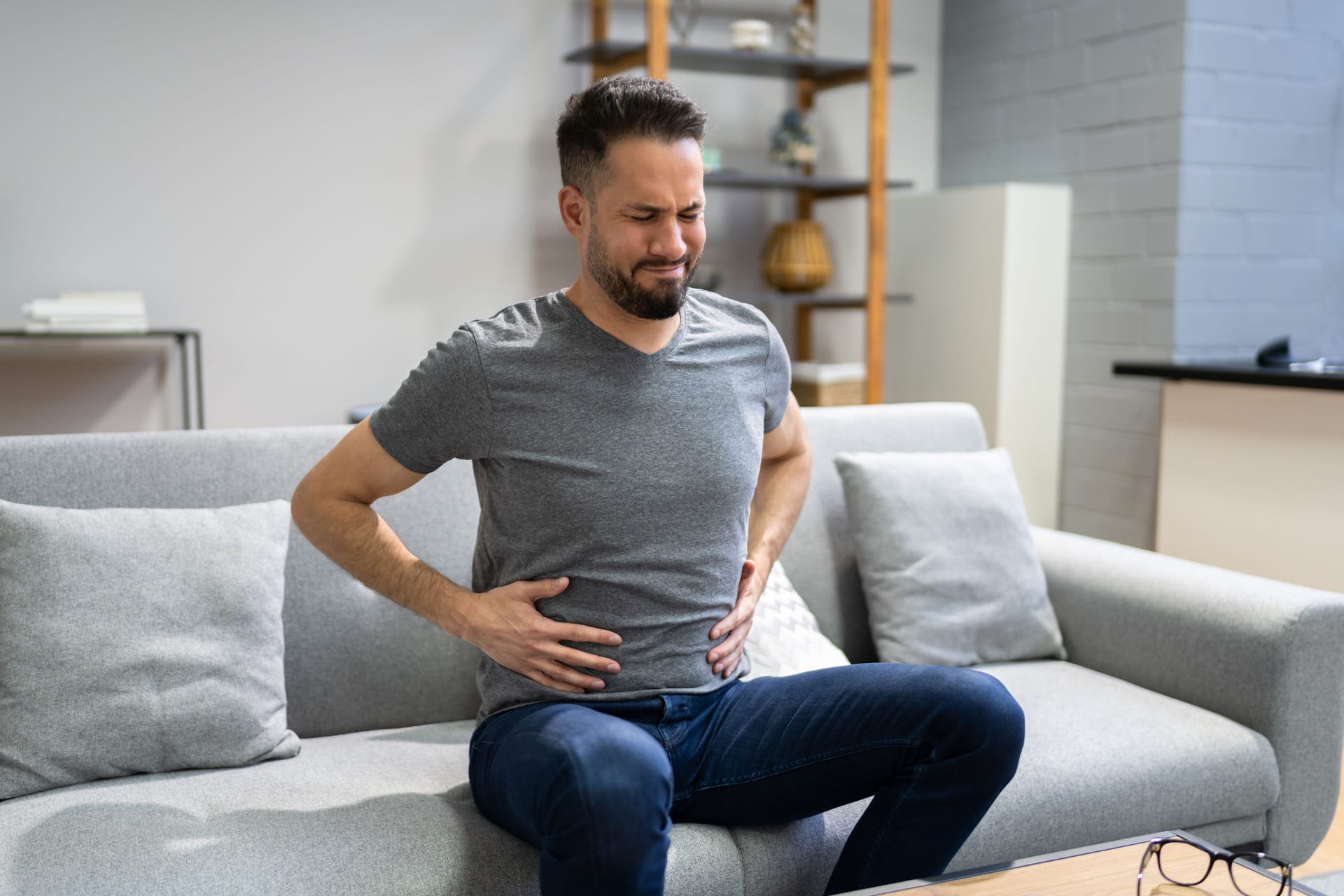 Bei länger andauernden Magenbeschwerden auch an eine mögliche Gastritis denken - und den Arzt aufsuchen.