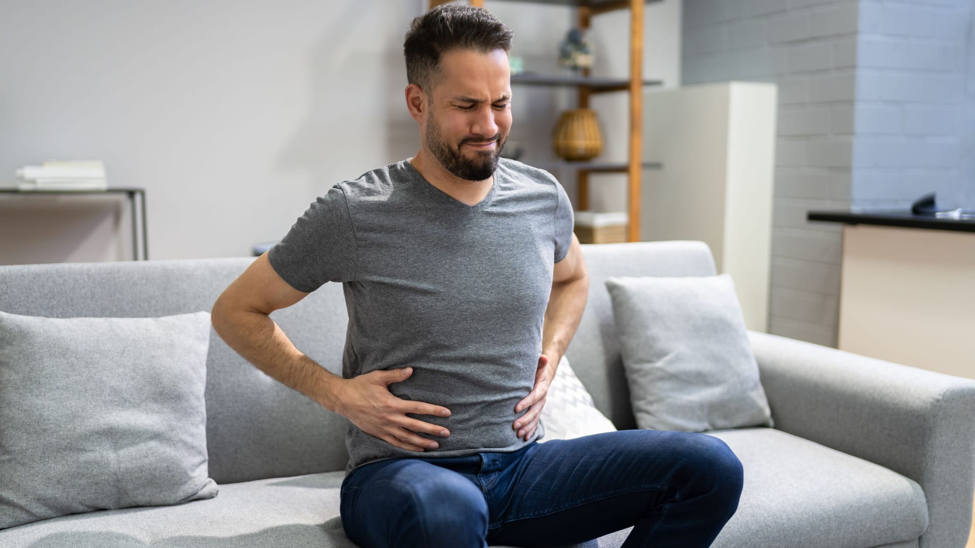 Bei länger andauernden Magenbeschwerden auch an eine mögliche Gastritis denken - und den Arzt aufsuchen.