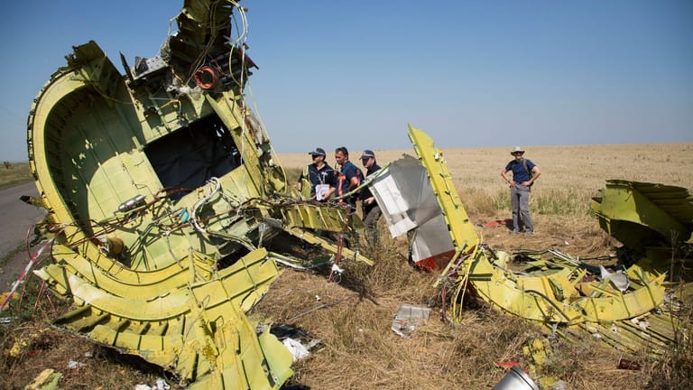Ermittler untersuchten das Wrack von MH17 (Archivbild): Die Ukraine verlangt auch eine Strafe gegen Verantwortliche im Kreml.
