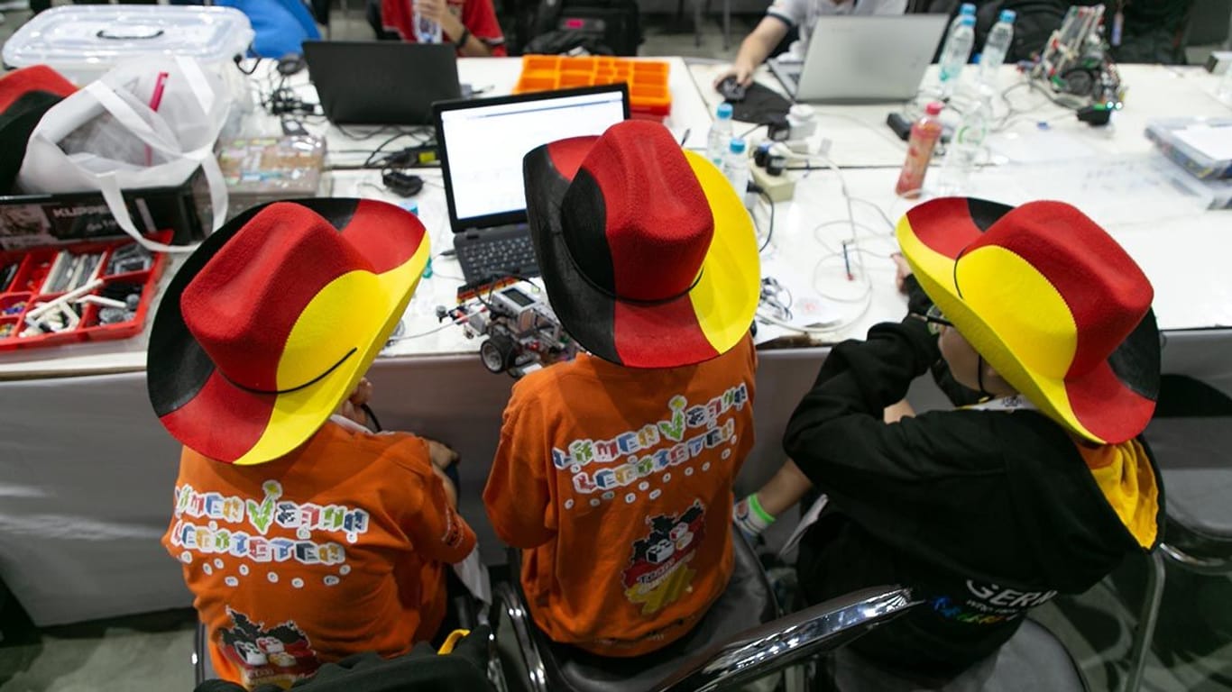 Beim Weltfinale der "World Robot Olympiad" treten Teams mit ihren Robotern in verschiedenen Disziplinen an.
