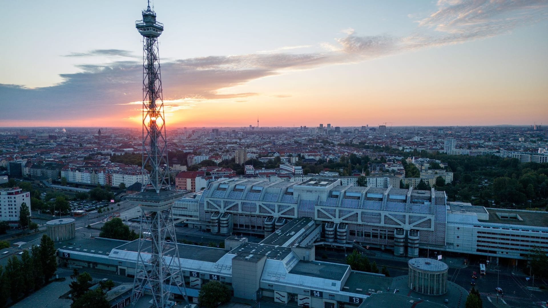 Berliner Funkturm und das Messegelände (Archivbild): Mit 15.000 Modulen soll ein Drittel der Dachfläche zur Solaranlage werden. Berliner Funkturm und das Messegelände (Archivbild): Mit 15.000 Modulen soll ein Drittel der Dachfläche zur Solaranlage werden.