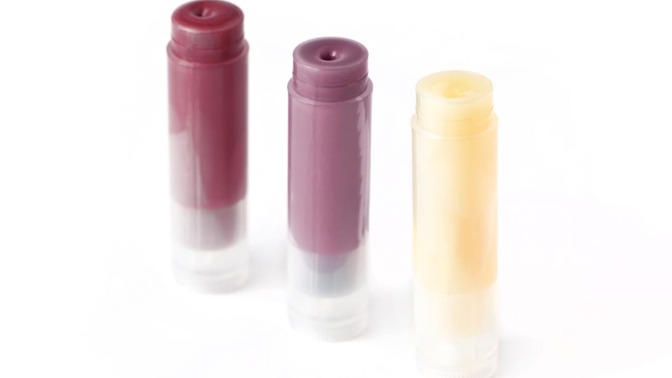 Je nach Präferenz können auch mit Beeren oder anderen natürlichen Farbstoffen der Lippenstift gefärbt werden.