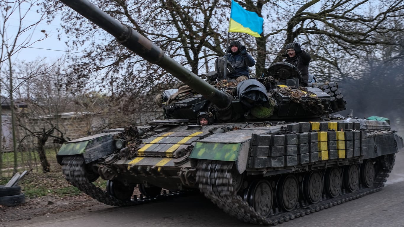 Ein ukrainischer Kampfpanzer fährt am 18. November durch das Gebiet Cherson.