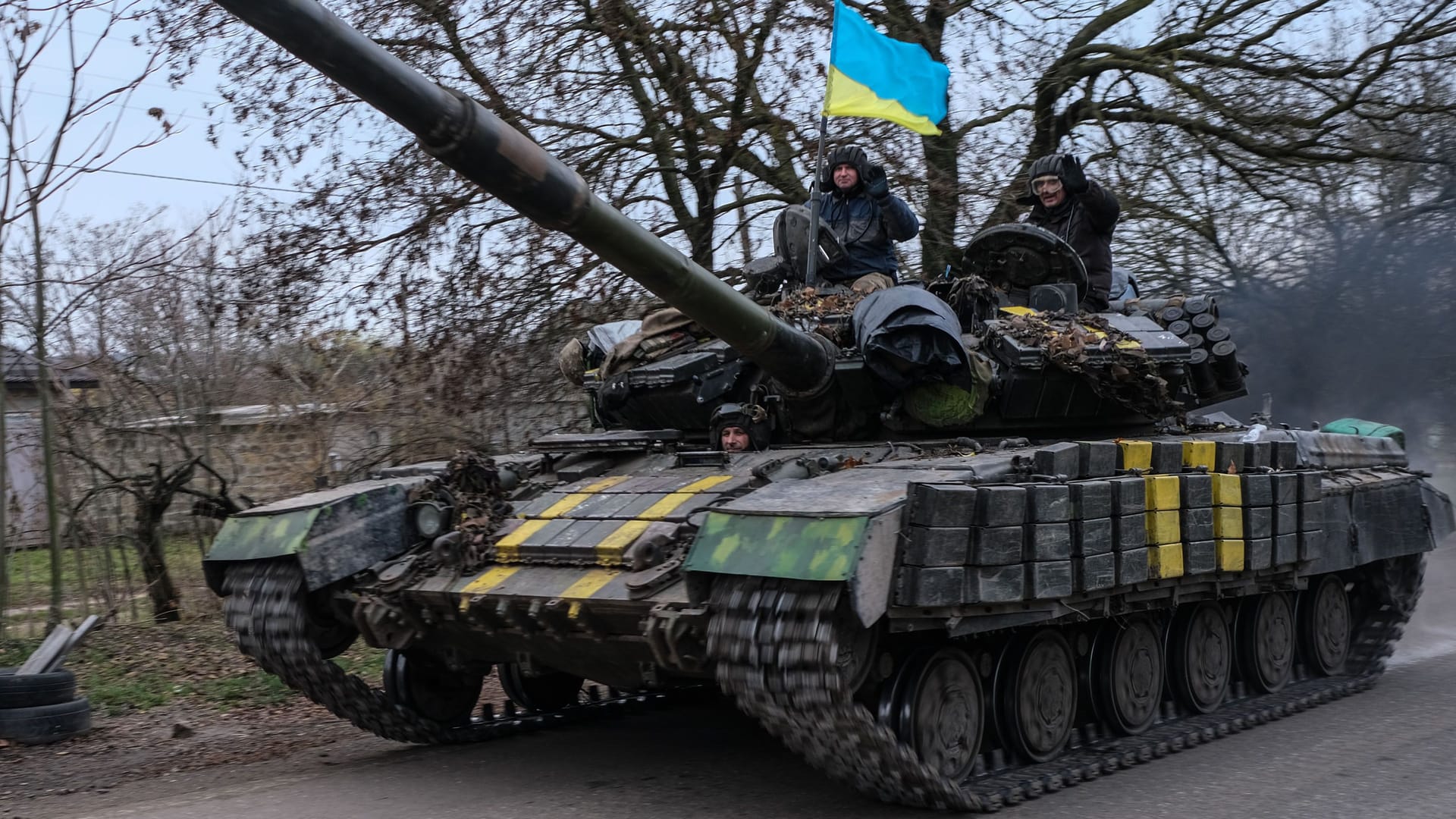 Ein ukrainischer Kampfpanzer fährt am 18. November durch das Gebiet Cherson.